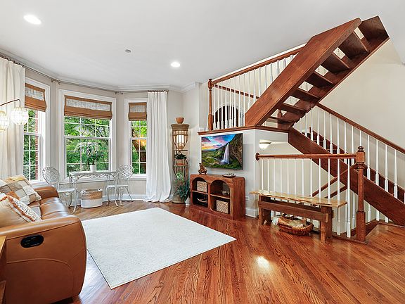 4th image of 838 Shandrew Dr