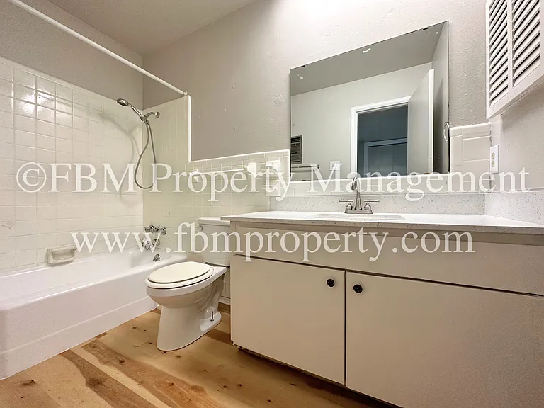 518 N Rogers St #208 — Photo 8