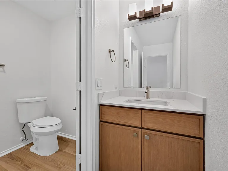 2201 Stoneleigh Pl — Photo 17