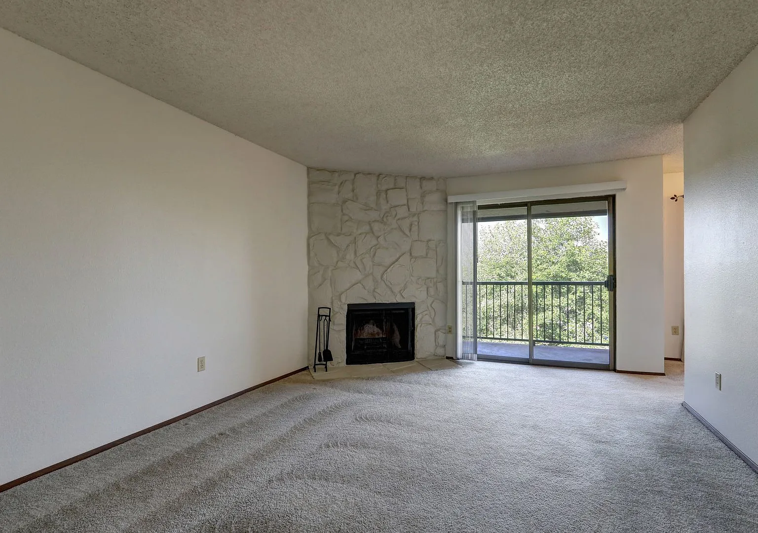 Clean Top Floor 1BR 1BA Condo with Wood Burning Fireplace — Photo 4