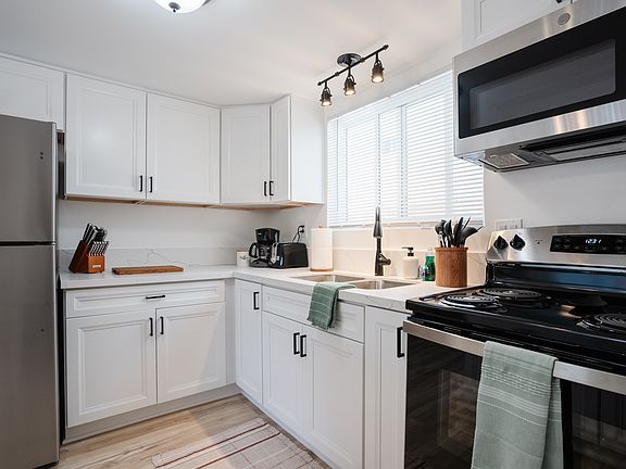 5th image of 3748 1/2 Jewell St