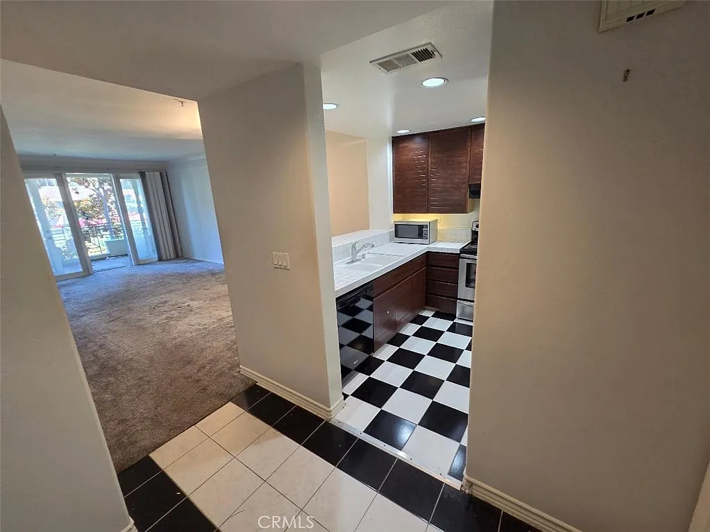 1 bed, 952 sqft, $2,795 — Photo 3