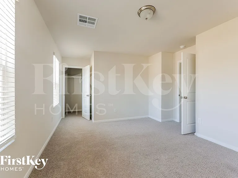 2104 Cedar Bend Dr — Photo 15
