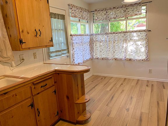 kitchen w/ dining area
