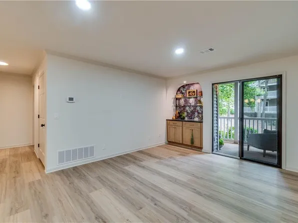 301 Barrington Hills Dr, Sandy Springs, GA 30350