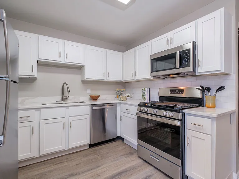 Heathermoor and Bedford Commons Apartments — Photo 1
