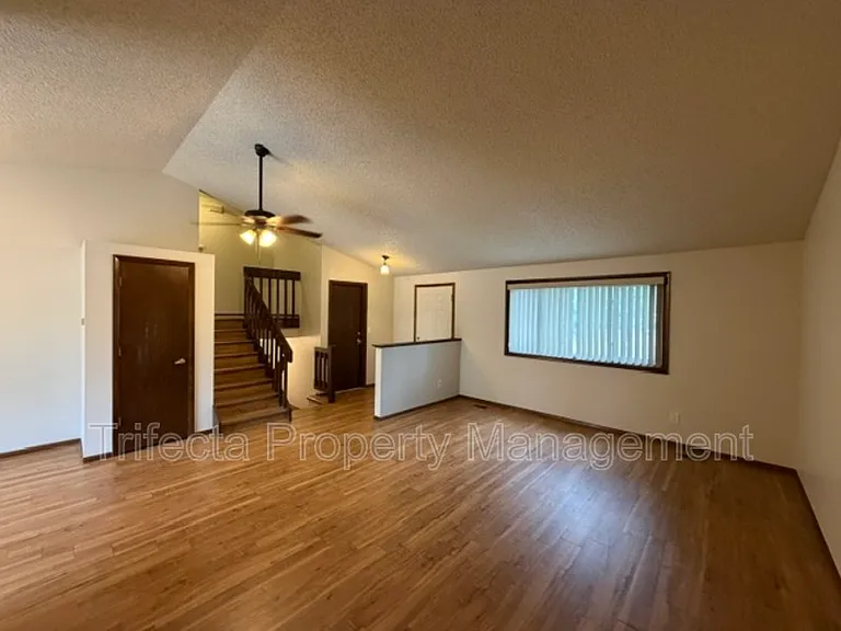 2718 Garden Dr — Photo 3