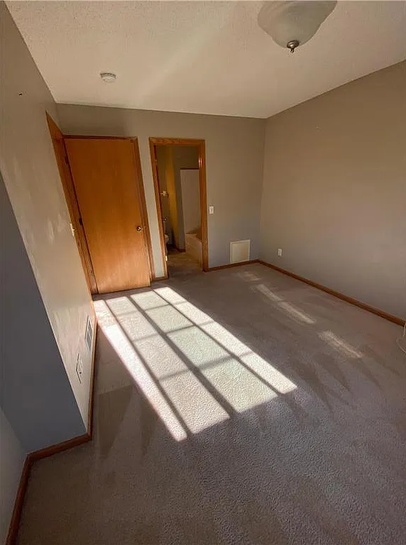 4 bed, 2208 sqft, $2,500 — Photo 4