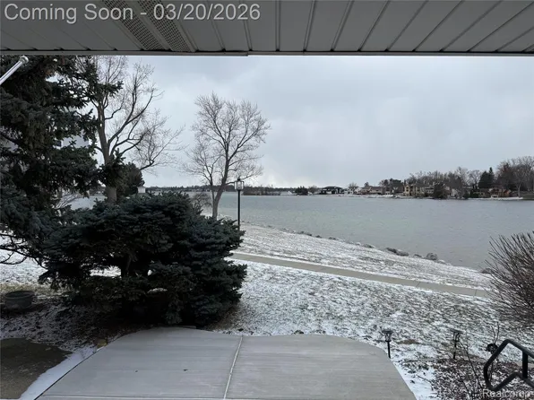 3553 Port Cove Dr APT 34, Waterford, MI 48328