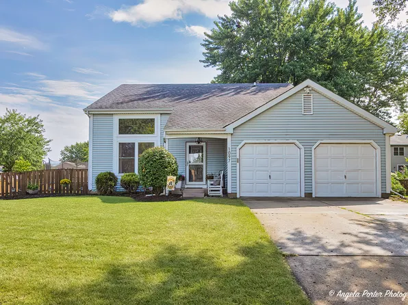 1097 Windridge Dr, Crystal Lake, IL 60014