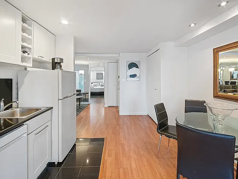 150 W 51st St #1408 — Photo 4