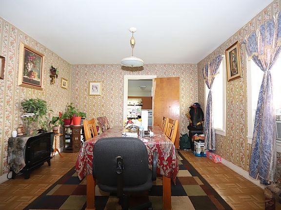 5th image of 308 Railroad St