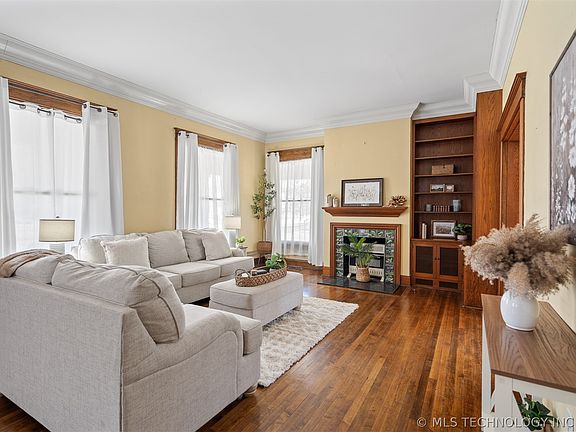 5th image of 1002 Stanley St SW