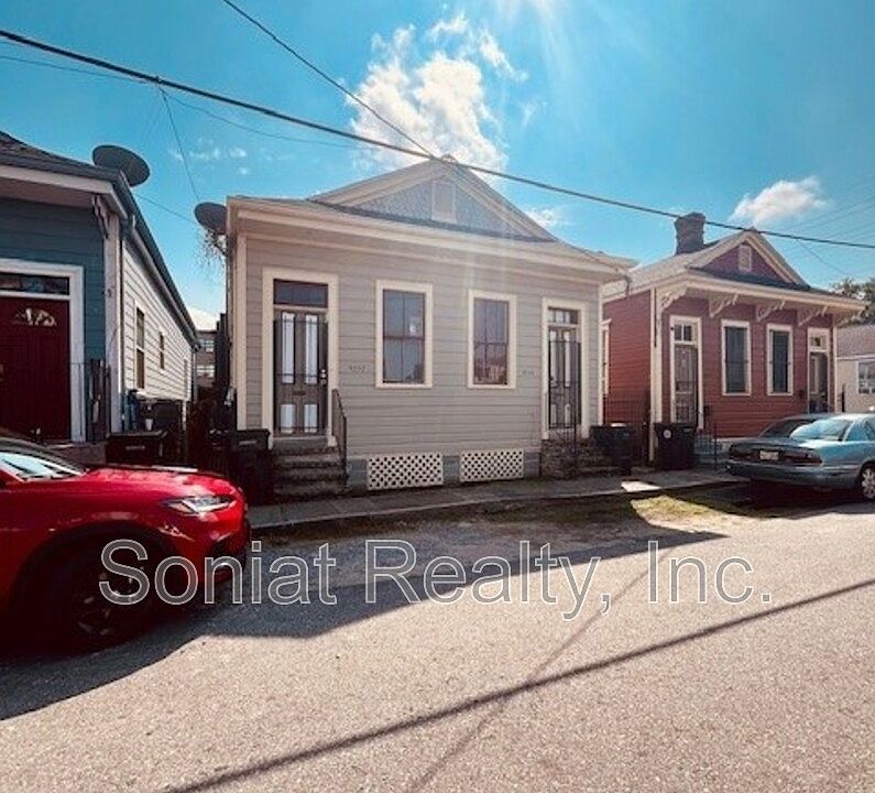 1st image of 4532 S Robertson St