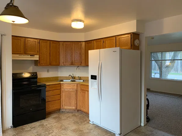 1087 Gillingham Rd, Neenah, WI 54956