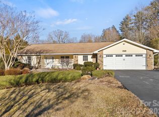 32 Stone House Rd, Hendersonville, NC 28739
