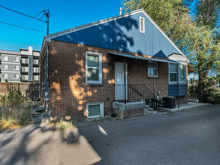 1028 W Center St — Photo 3