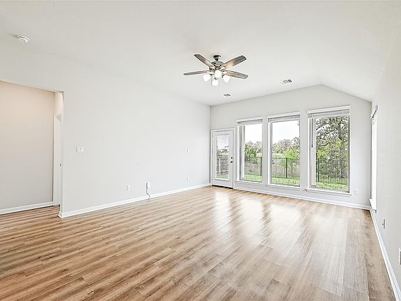 3rd image of 305 Banyon Dr