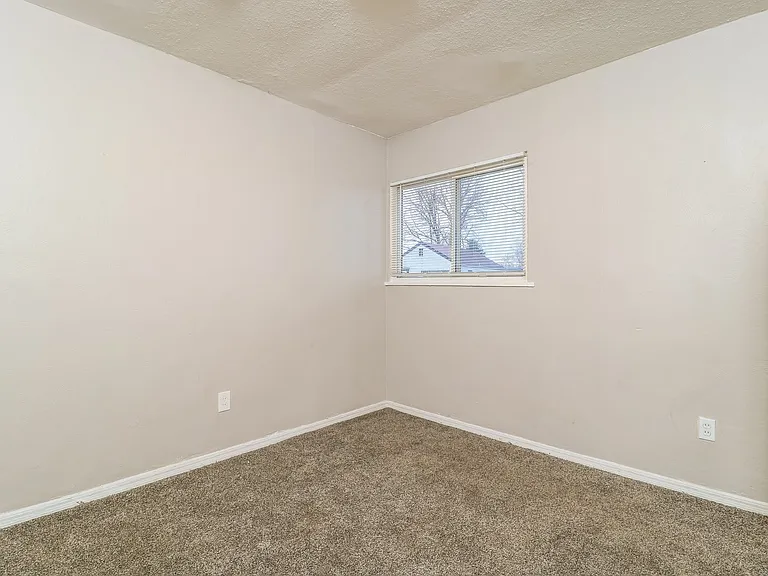 1049778_028_bedroom_13388204.jpg