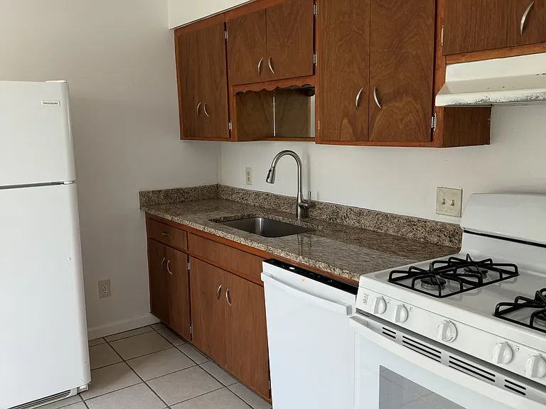 2205 E Blacklidge Dr — Photo 4