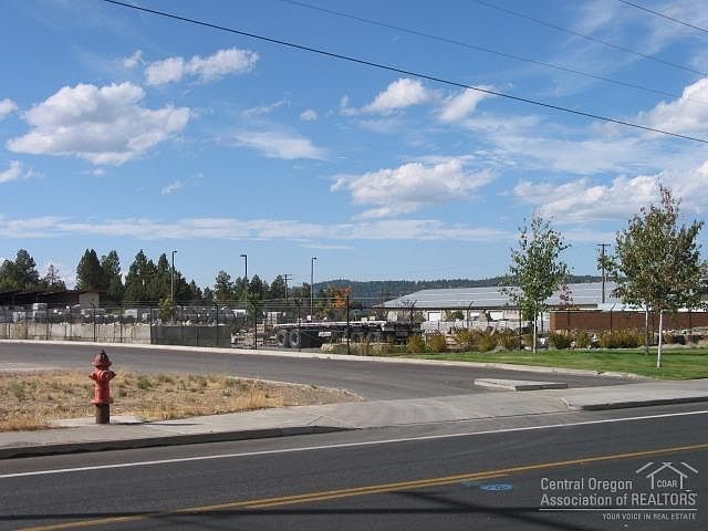 1st image of 631 SE Woodland Blvd