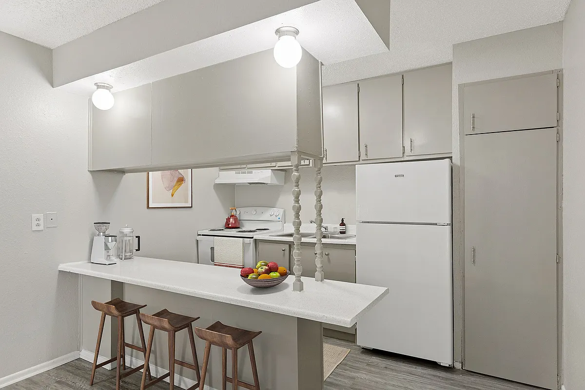 Building Photo - Alturas Eleventh