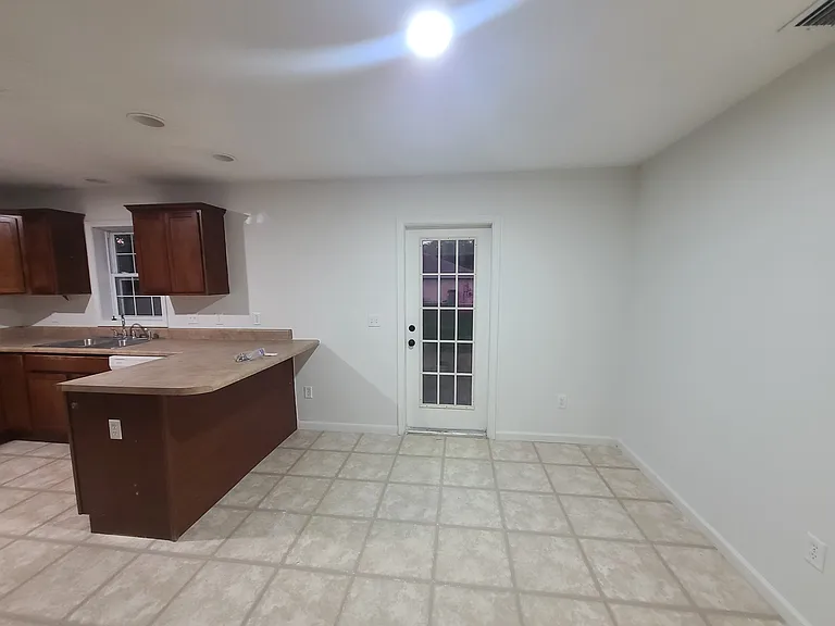 817 SE 8th St — Photo 5