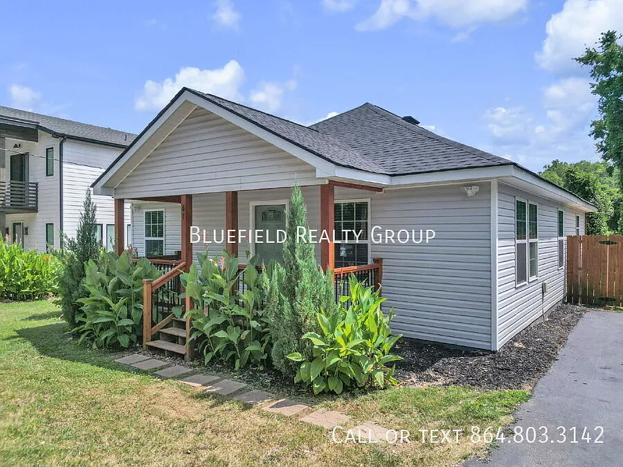 $2,150/Month Beautiful 3 Bedroom, 2 Bathroom Home Near Downtown Greenville! — Photo 2