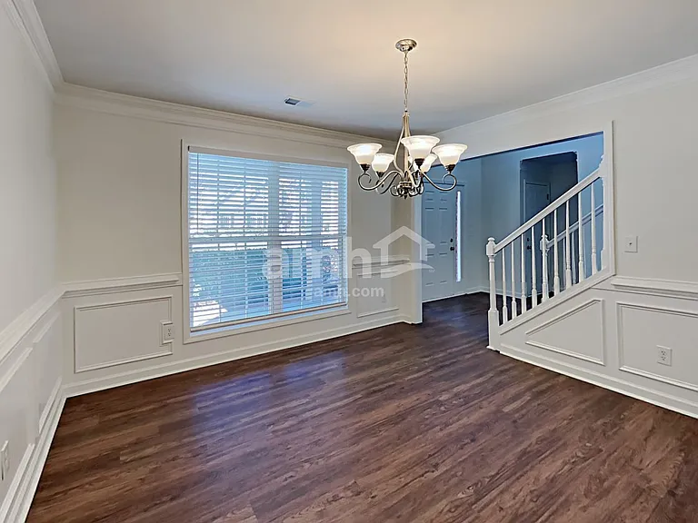 979 Park Knoll Ct — Photo 4