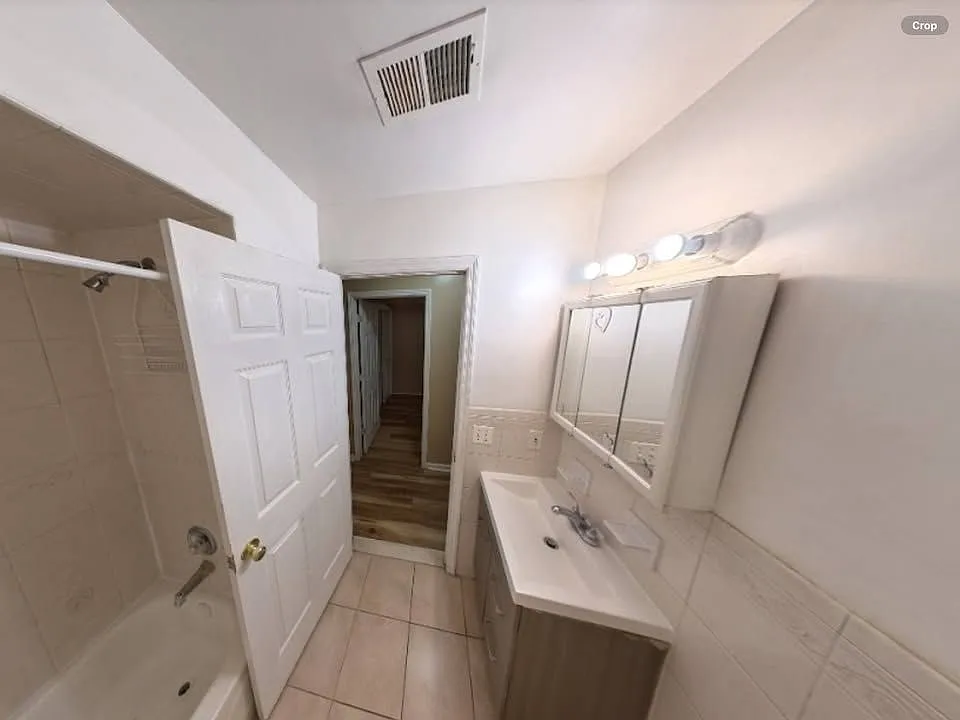 3 bed, 1.0 bath, 1000 sqft, $1,900 — Photo 3
