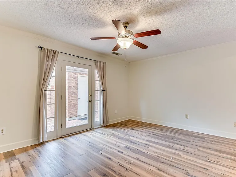 407 Folkstone Cir — Photo 11