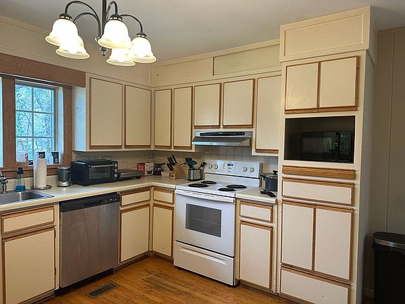 3rd image of 720 Circle Dr