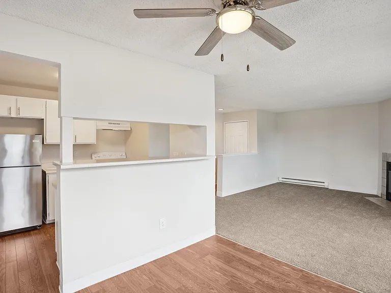 Hillview Apartments — Photo 18