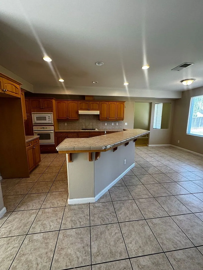 Special: $200 Off Second Month's Rent! Amazing 5 Bedroom House - In Quail Lakes! — Photo 2