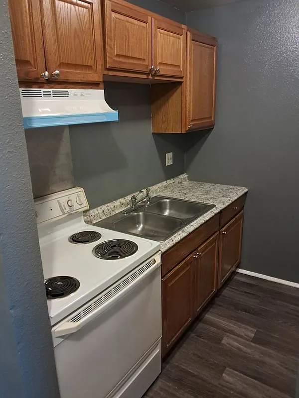 1 bed, 1.0 bath, 550 sqft, $1,195 — Photo 2