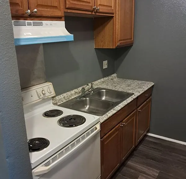 1425 N Yosemite St #12 — Photo 2