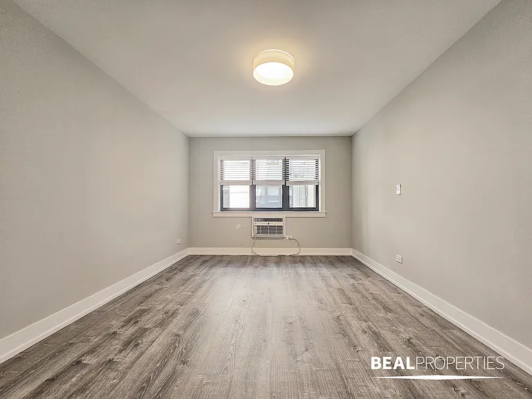 445 W Barry — Photo 17