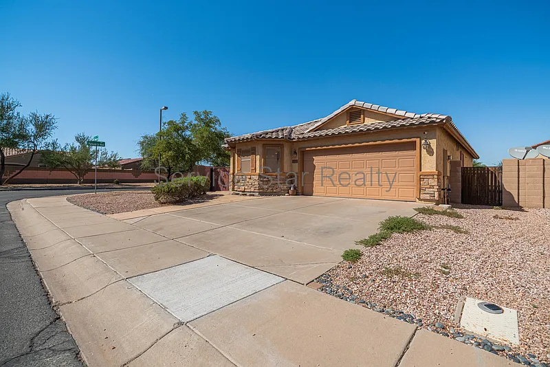 3 bed, 2.0 bath, 1344 sqft, $1,900 — Photo 2