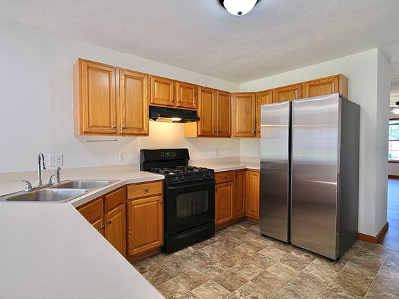 4th image of 608 Oakbrook Ave
