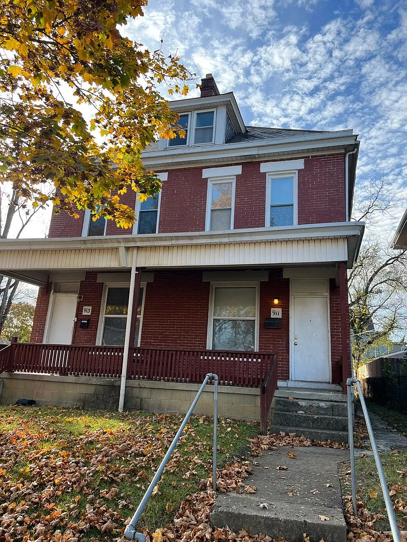 Newly Updated 5 Bedroom, 2.5 Bathroom Duplex Unit — Photo 2