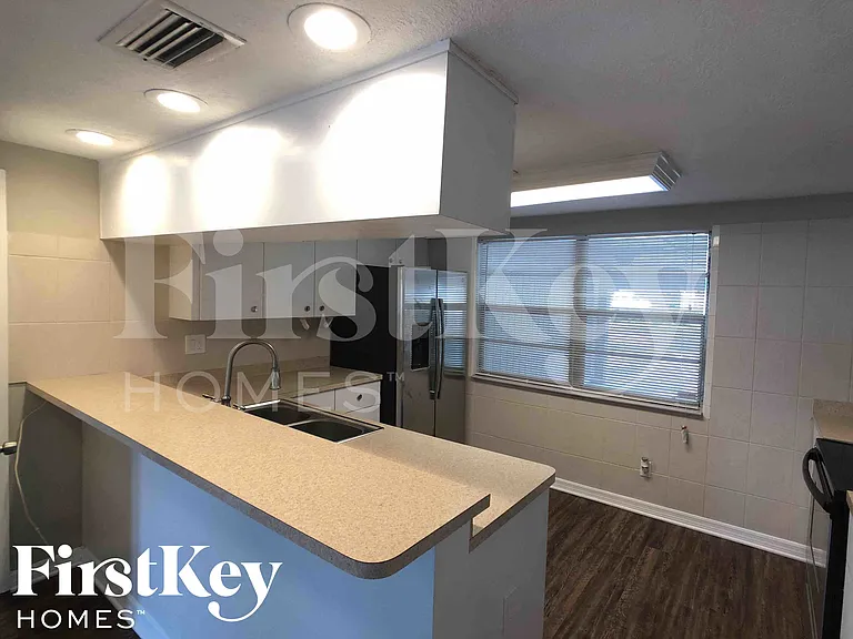 645 Lexington St — Photo 4