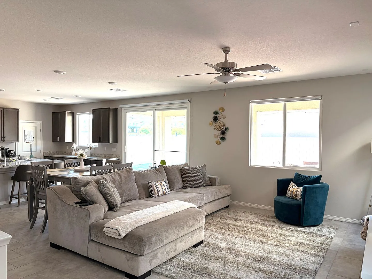 Beautiful 4 Bedroom Home in Aliante Community — Photo 3