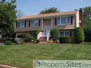 11 Fellowship Ln, Piscataway, NJ