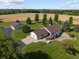 W10011 Baler Rd, Hortonville, WI 54944