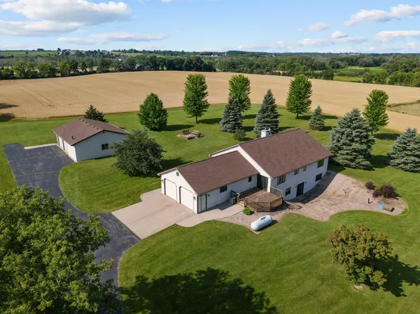 W10011 Baler Rd, Hortonville, WI 54944