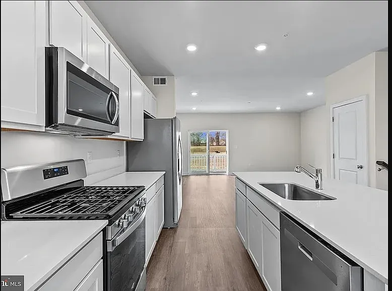 4 bed, 3.5 bath, 2010 sqft, $3,395 — Photo 4