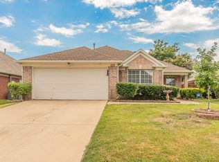 210 Madisson Dr, Euless, TX 76039