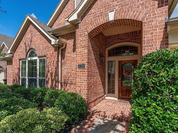 Cute front porch welcomes your guests.