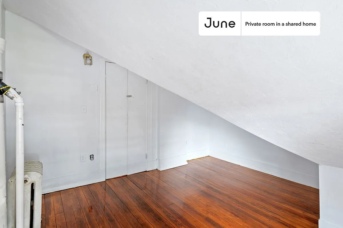 Queen bedroom in 6 bed/2 bath home in Allston #539 E — Photo 2