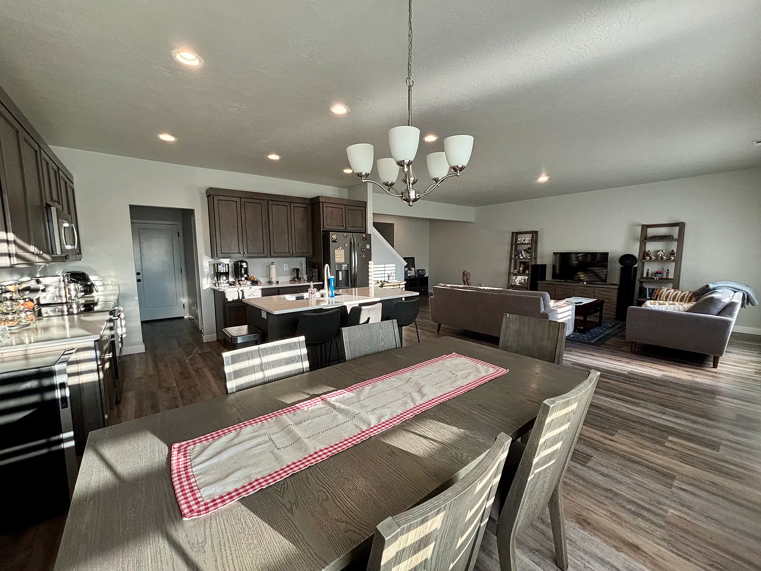 4 bed, 3.5 bath, 3103 sqft, $2,700 — Photo 3
